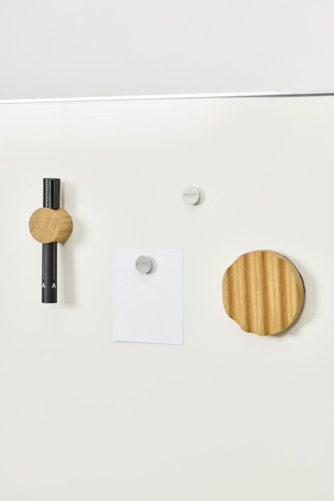 Akuart-Image-Bank-Packshots-Mobile-Writing-Board-Image-10