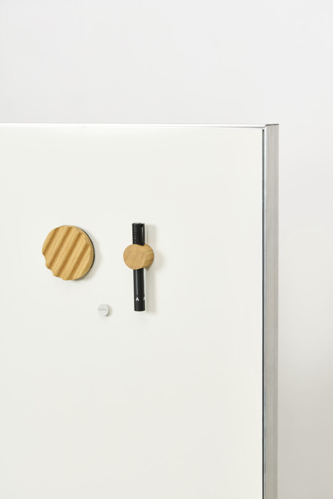 Akuart-Image-Bank-Packshots-Mobile-Writing-Board-Image-8