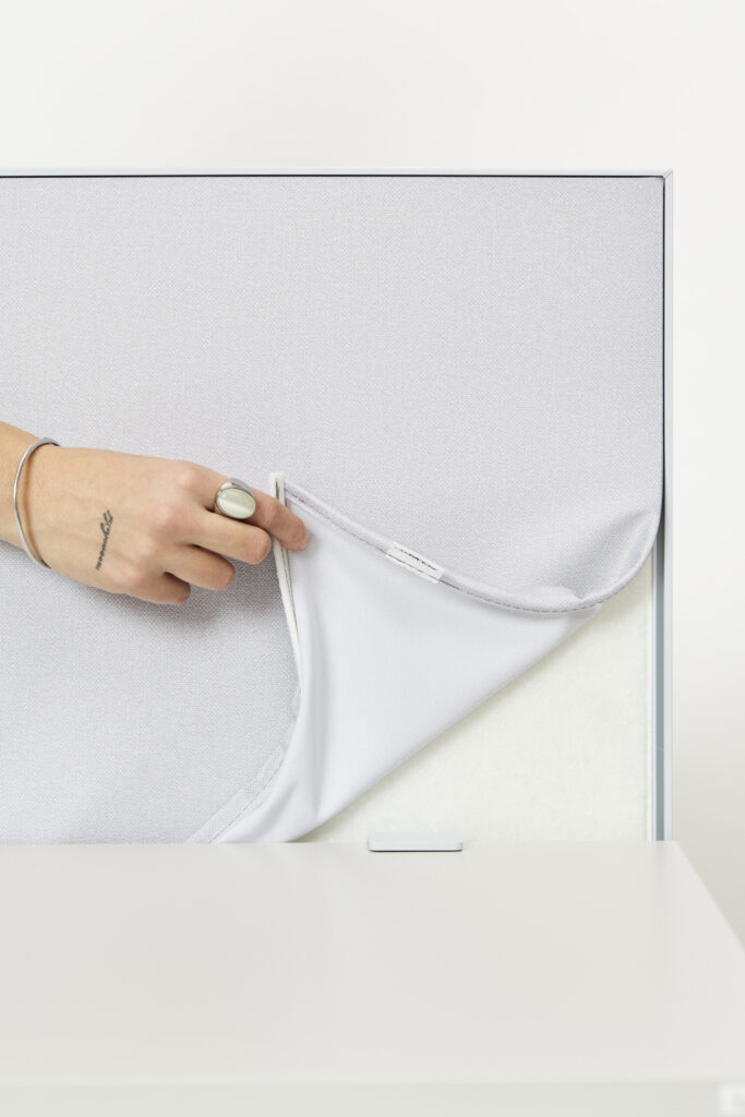 Akuart-Image-Bank-Packshots-Supersonic-Desk-Screen-Image-11