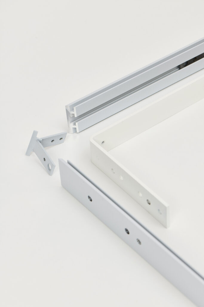 Akuart-Image-Bank-Packshots-Supersonic-Desk-Screen-Image-19