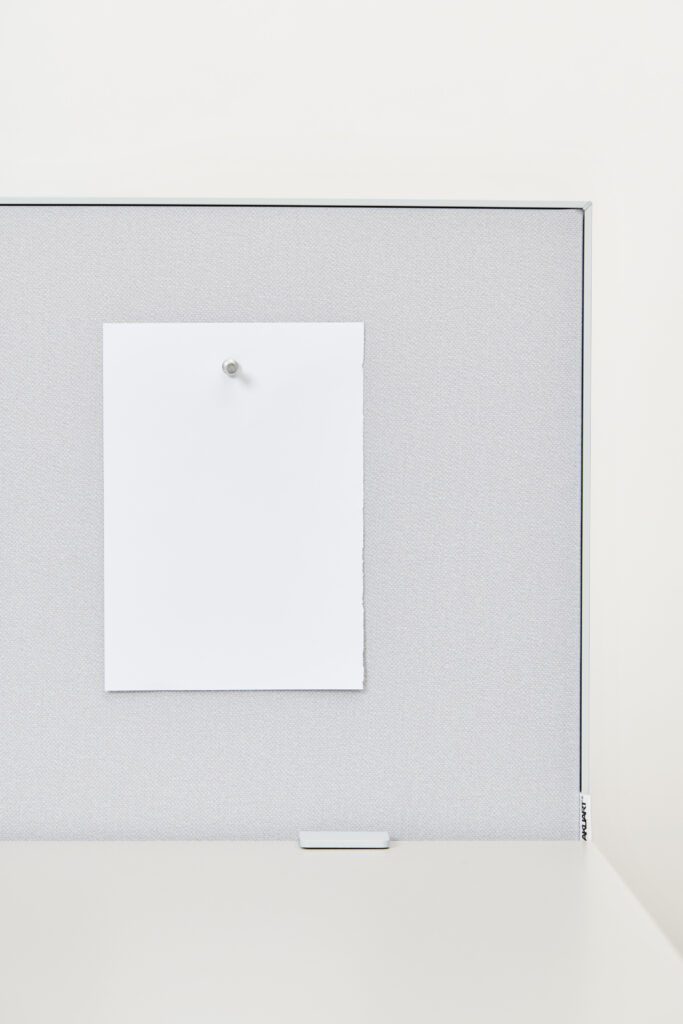 Akuart-Image-Bank-Packshots-Supersonic-Desk-Screen-Image-9