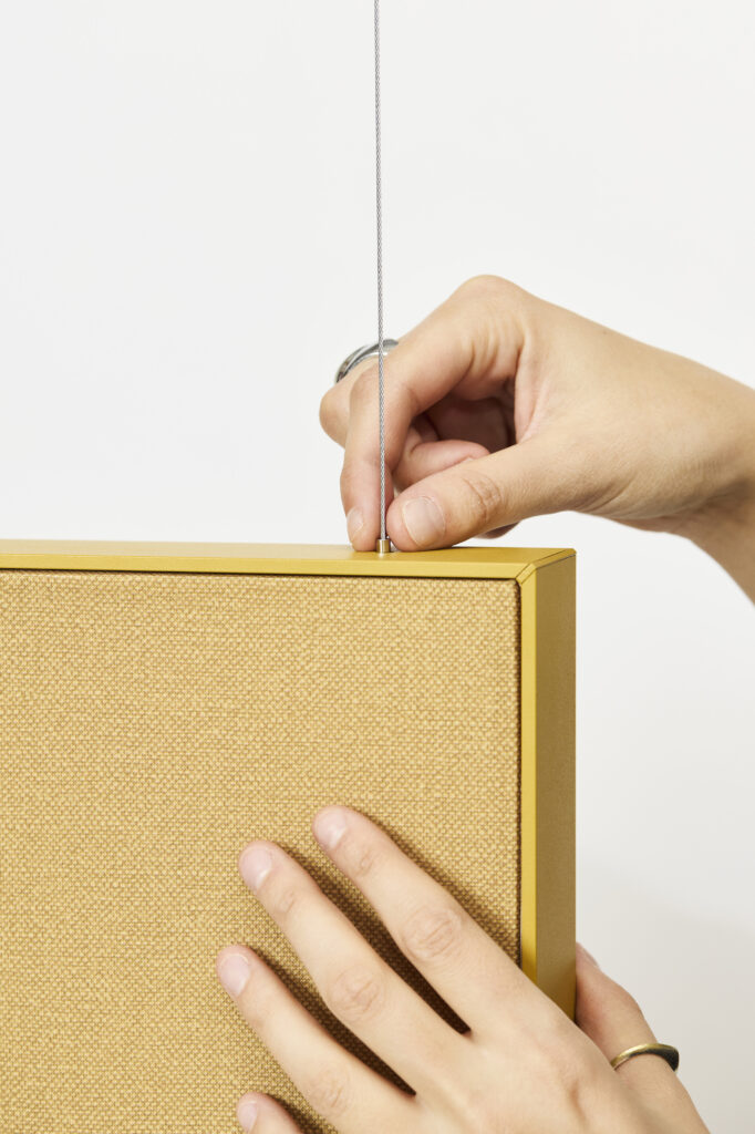 Akuart-Image-Bank-Packshots-Supersonic-Vertical-Suspended-Screen-Image-14