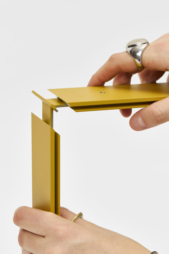 Akuart-Image-Bank-Packshots-Supersonic-Vertical-Suspended-Screen-Image-6