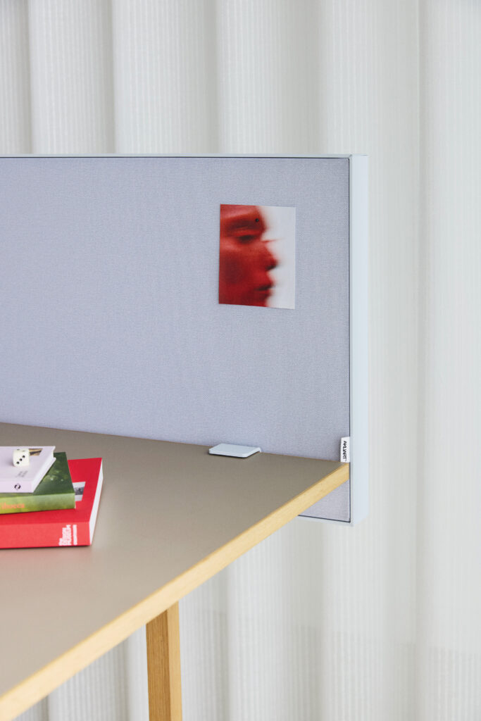 Akuart-Image-Bank-Lifestyle-Supersonic-Desk-Screen-Image-10