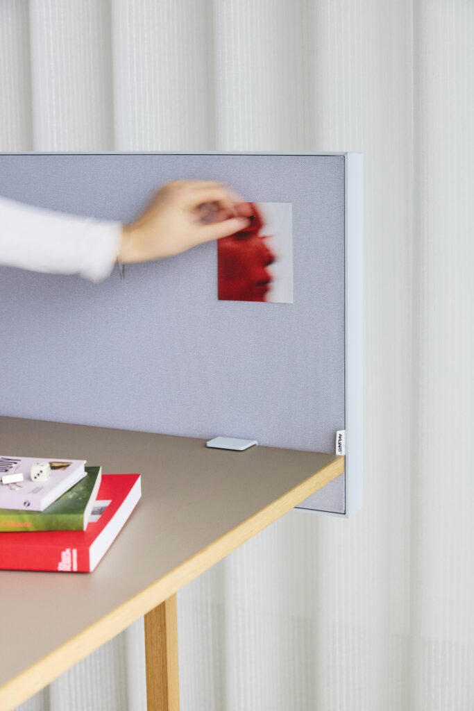 Akuart-Image-Bank-Lifestyle-Supersonic-Desk-Screen-Image-11