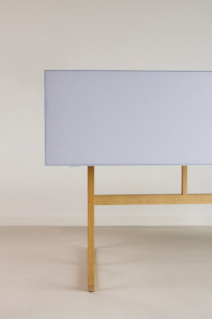 Akuart-Image-Bank-Lifestyle-Supersonic-Desk-Screen-Image-12