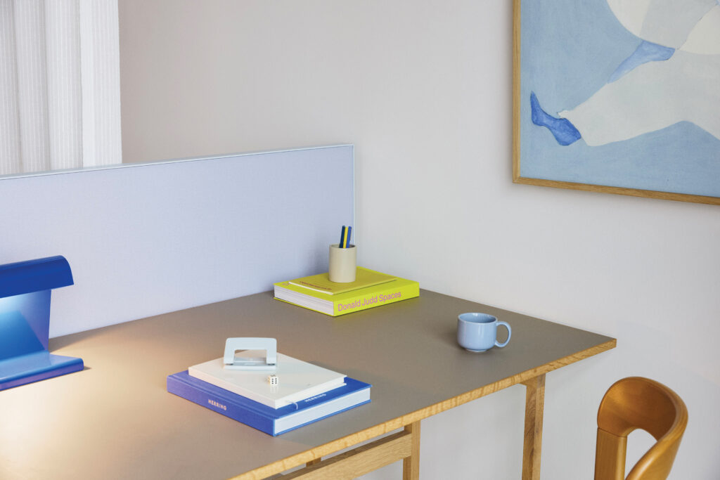 Akuart-Image-Bank-Lifestyle-Supersonic-Desk-Screen-Image-4