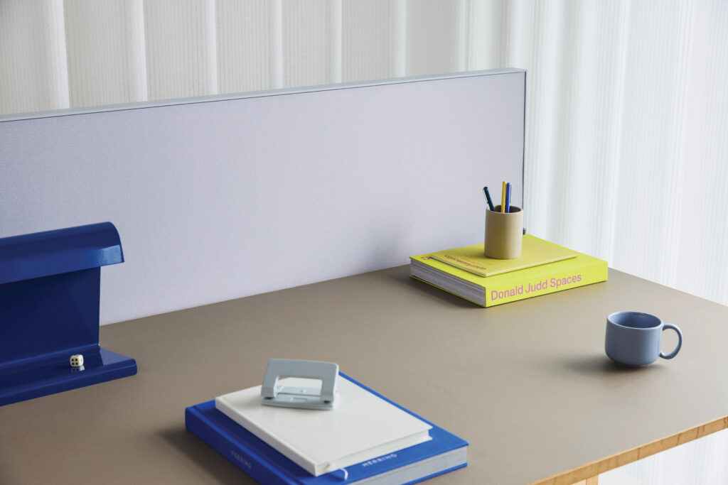 Akuart-Image-Bank-Lifestyle-Supersonic-Desk-Screen-Image-5