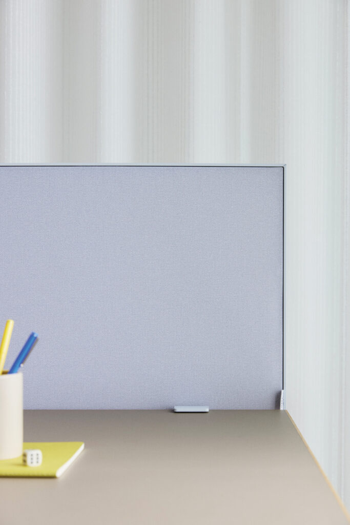 Akuart-Image-Bank-Lifestyle-Supersonic-Desk-Screen-Image-7