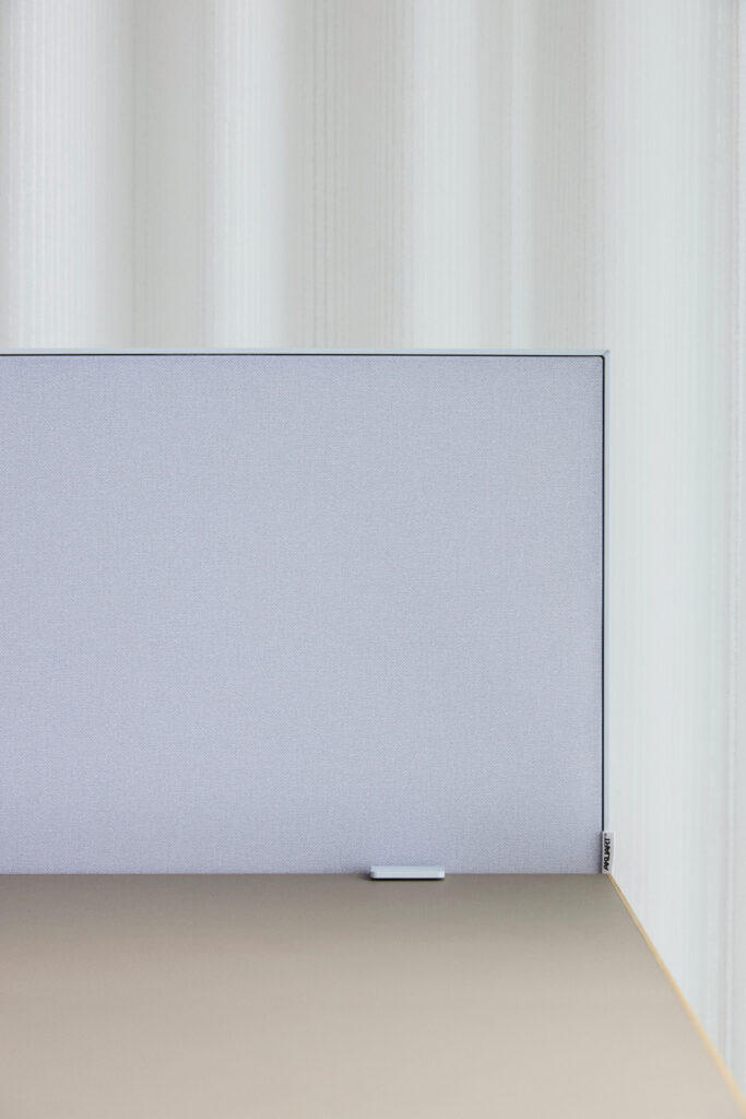 Akuart-Image-Bank-Lifestyle-Supersonic-Desk-Screen-Image-8