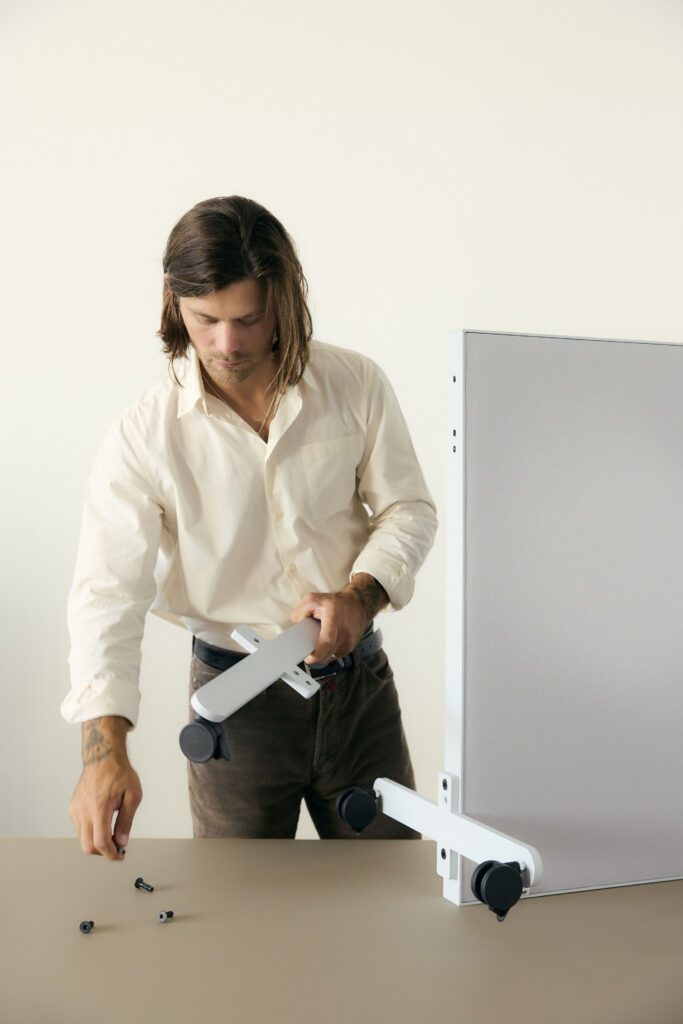 Akuart-Image-Bank-Lifestyle-Supersonic-Floor-Screen-Image-19