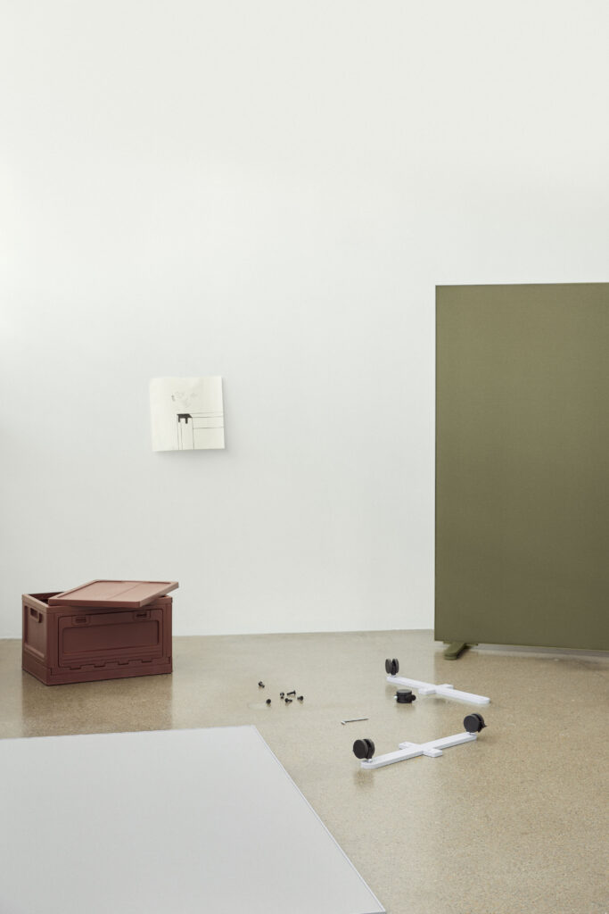 Akuart-Image-Bank-Lifestyle-Supersonic-Floor-Screen-Image-21