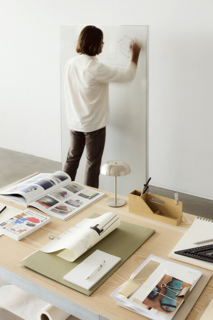 Akuart-Image-Bank-Lifestyle-Supersonic-Floor-Screen-Image-29