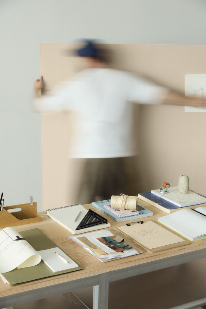 Akuart-Image-Bank-Lifestyle-Supersonic-Floor-Screen-Image-30