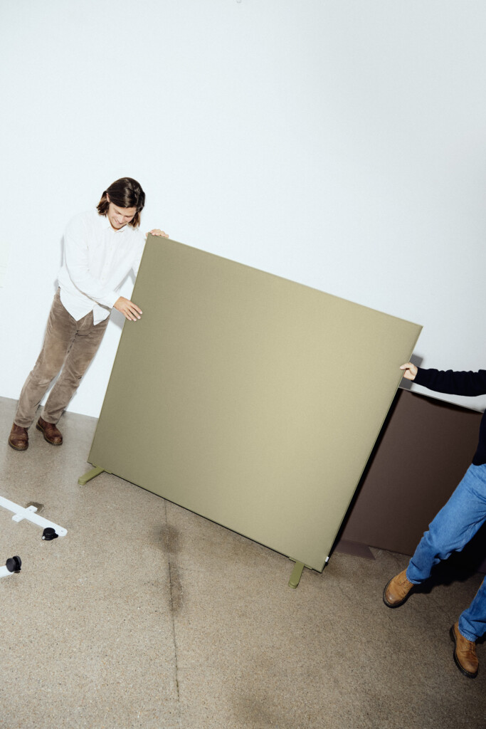 Akuart-Image-Bank-Lifestyle-Supersonic-Floor-Screen-Image-39