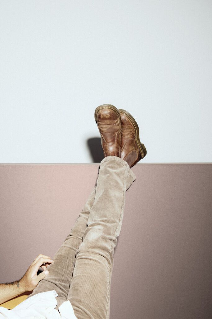 Akuart-Image-Bank-Lifestyle-Supersonic-Floor-Screen-Image-40