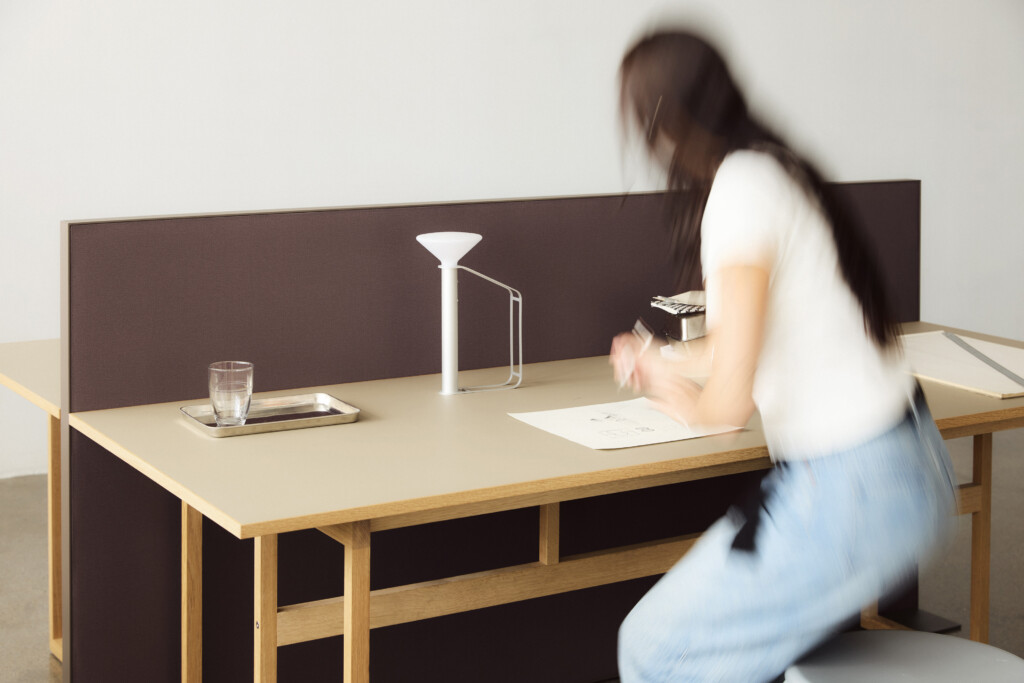 Akuart-Image-Bank-Lifestyle-Supersonic-Floor-Screen-Image-48