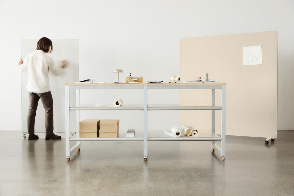 Akuart-Image-Bank-Lifestyle-Supersonic-Floor-Screen-Image-49