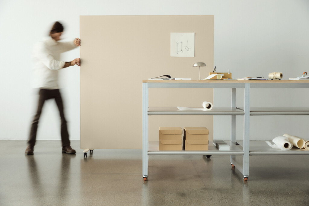 Akuart-Image-Bank-Lifestyle-Supersonic-Floor-Screen-Image-51