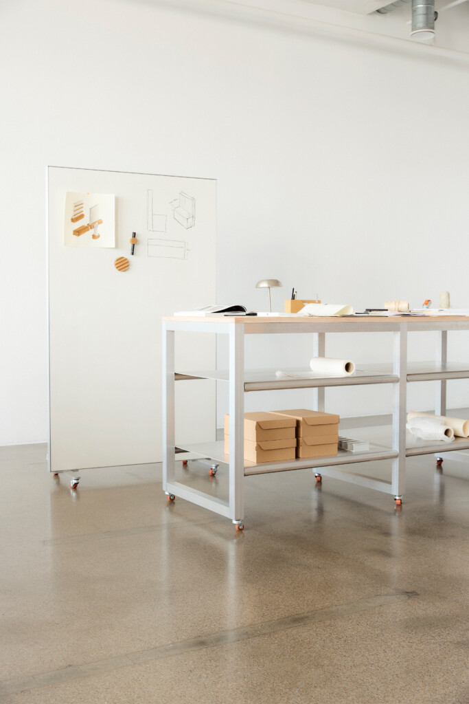 Akuart-Image-Bank-Lifestyle-Supersonic-Mobile-Writing-Board-Image-12