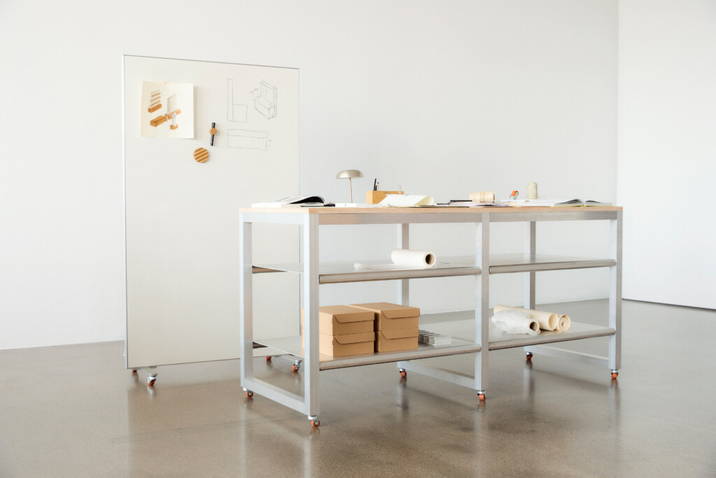 Akuart-Image-Bank-Lifestyle-Supersonic-Mobile-Writing-Board-Image-14