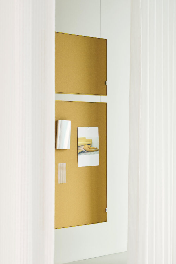 Akuart-Image-Bank-Lifestyle-Supersonic-Vertical-Suspended-Screen-Image-7